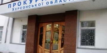 Сприяла російській паспортизації населення: правоохоронці підозрюють мешканку Херсона