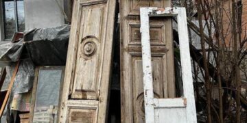 Старовинні двері знайшли на смітнику Полтави – ПОЛТАВА СЬОГОДНІ