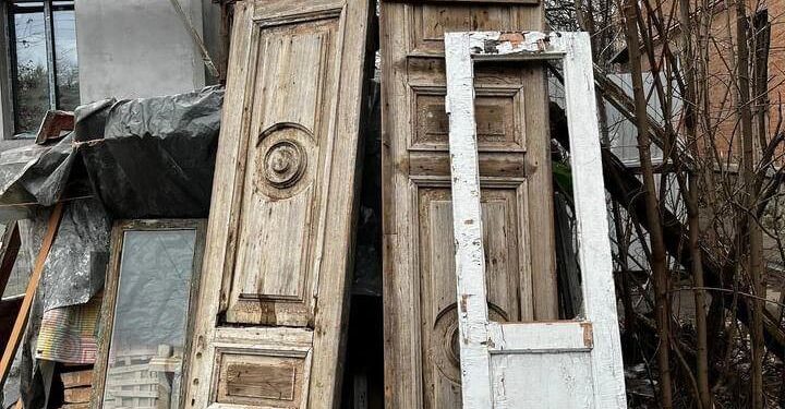 Старовинні двері знайшли на смітнику Полтави – ПОЛТАВА СЬОГОДНІ