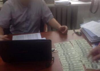 Суд погодився, що одеському податківцю підкинули хабар