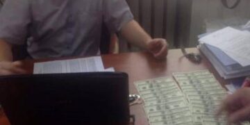 Суд погодився, що одеському податківцю підкинули хабар