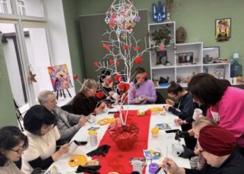 У Черкасах провели майстер-клас із розпису чашок для родин загиблих захисників і ветеранів  — Новости Черкасс