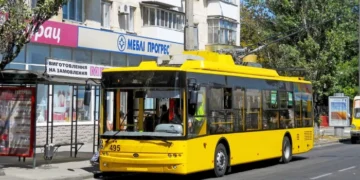 У Херсоні не вийшли на маршрути тролейбуси: внаслідок російських обстрілів пошкоджено контактну мережу