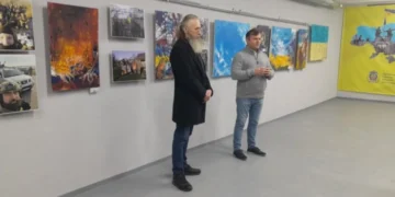 У Херсоні в укритті відкрили виставку картин. Містяни можуть самі придумати назви картинам. ФОТО
