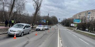 У лікарні двоє підлітків, як потрапили під авто у Тернополі