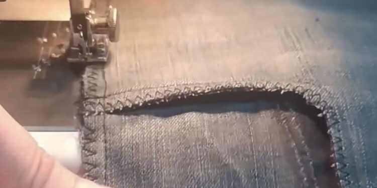 У рівненській 12-й школі на уроках трудового навчання діти виготовляють окопні свічки