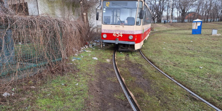 У Запоріжжі виявили купу сміття на трамвайному розвороті – подробиці  | Новости Запорожья