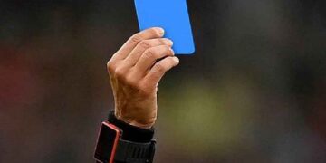 В футболе введут синюю карточку