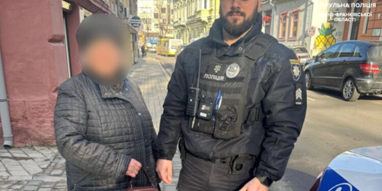 В Івано-Франківську патрульні допомогли жінці знайти її зниклі речі