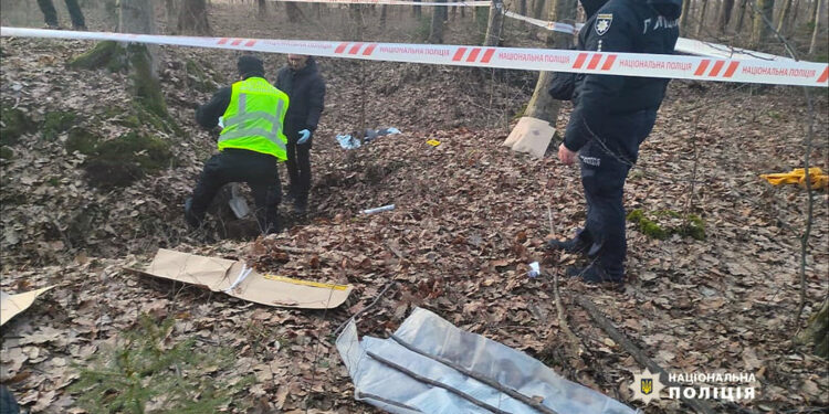 Вбив сестру та закопав у лісі: на Прикарпатті чоловік задушив родичку (ФОТО)