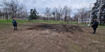 Під час обстрілу Запоріжжя в парковій зоні утворилася вирва | Новини Запоріжжя