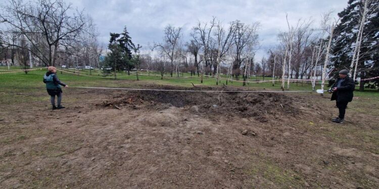 Під час обстрілу Запоріжжя в парковій зоні утворилася вирва | Новини Запоріжжя