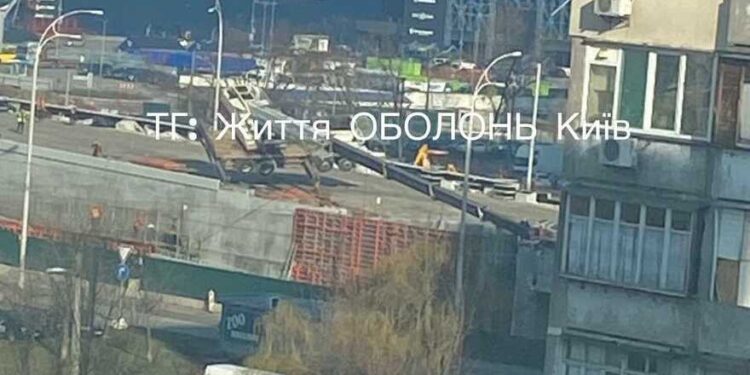 У Києві на Оболоні впав гігантський підйомний кран: подробиці (Фото) | Новини Київ