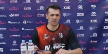 Центровий Андрій Агафонов тарілкою борщу потролив суперника Володимира Конєва | Баскетбол |