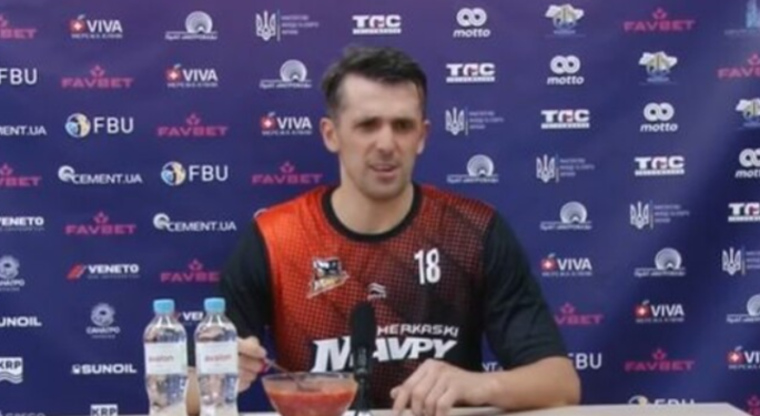 Центровий Андрій Агафонов тарілкою борщу потролив суперника Володимира Конєва | Баскетбол |