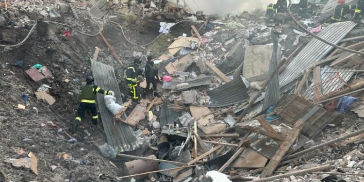 Двоє загиблих та 8 постраждалих: як у Хмельницькому ліквідовують наслідки обстрілу —Хмельнитчина