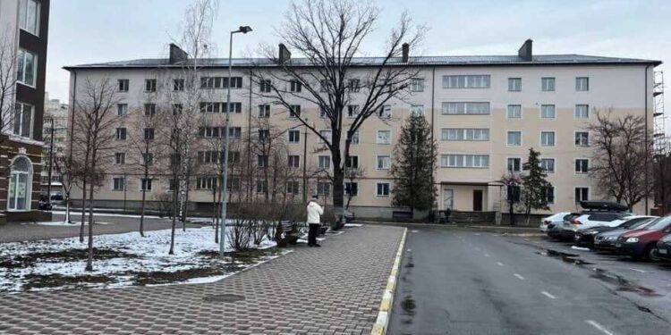 У Бучі на Київщині триває капремонт п’ятиповерхового будинку | Новини Київ