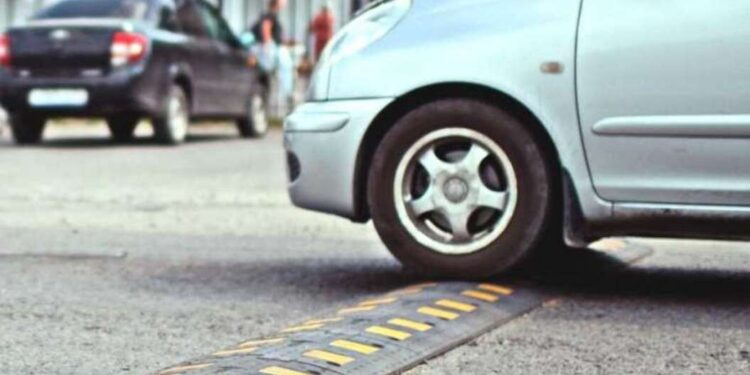 Як правильно проїжджати “лежачого поліцейського”: поради для водіїв |  |