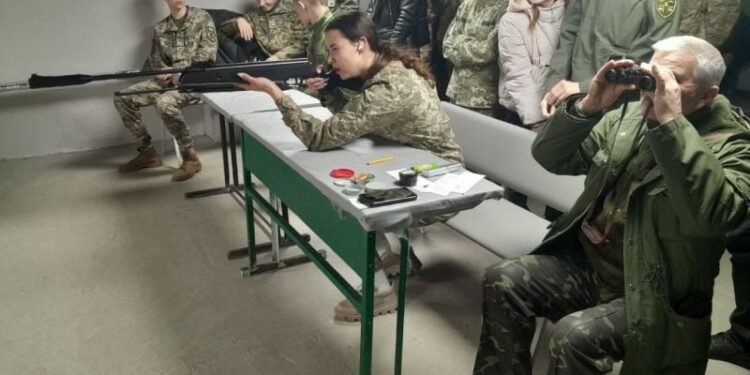 Юнаки та дівчата Шепетівської громади змагалися у вправності зі стрільби —Хмельнитчина