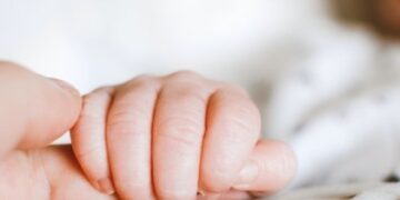 Кіста розміром з тенісний м’ячик: у Львові прооперували немовля