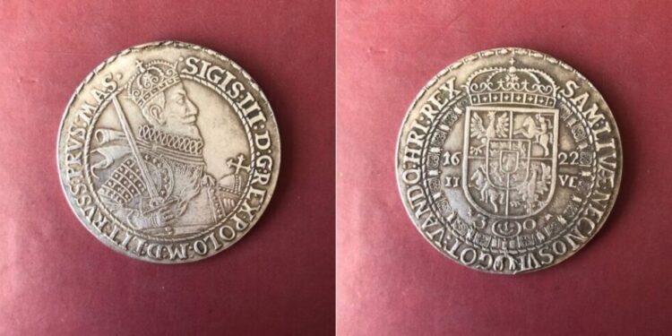 Колекціонер подарував 400-річну монету музею у Борщеві