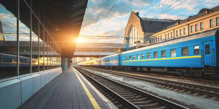 Курсуватиме через Прикарпаття: Укрзалізниця призначила поїзд Чернівці — Ужгород