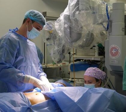 Львівські хірурги за допомогою робота видалили матку 57-річної жінки