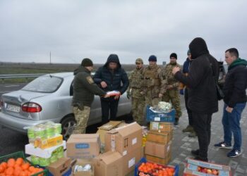 Миколаївські поліцейські разом із благодійниками передали гумдопомогу, дитячі малюнки та листи для захисників Херсону » Миколаївський Оглядач