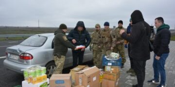 Миколаївські поліцейські разом із благодійниками передали гумдопомогу, дитячі малюнки та листи для захисників Херсону » Миколаївський Оглядач