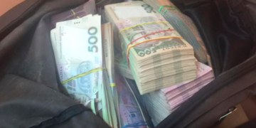 На Черкащині чоловік викрав з автомобіля сумку, у якій було 60 тисяч