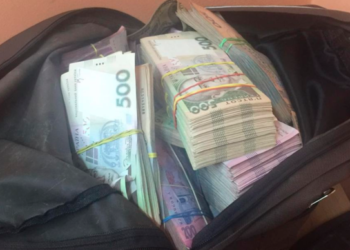 На Черкащині чоловік викрав з автомобіля сумку, у якій було 60 тисяч
