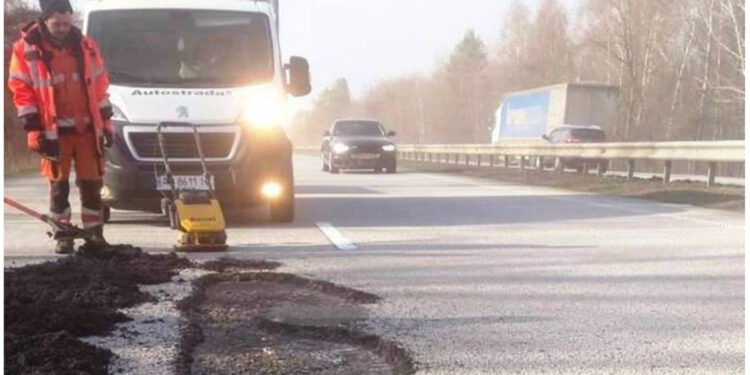 На державних дорогах Житомирщини проводять аварійний ямковий ремонт | Журнал Житомира