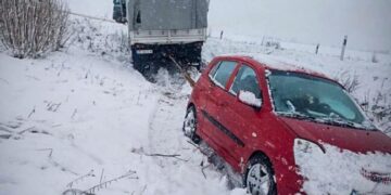 На Одещине через снігопад три автомобілі злетіли з дороги (Фото, відео) – Новини Одеської області