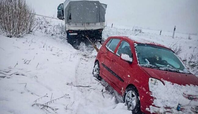 На Одещине через снігопад три автомобілі злетіли з дороги (Фото, відео) – Новини Одеської області