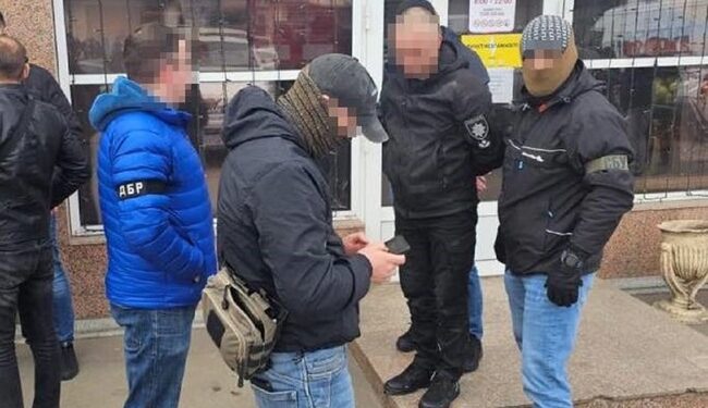 На Одещині затримали поліцейського, який заробляв на підприємцях
