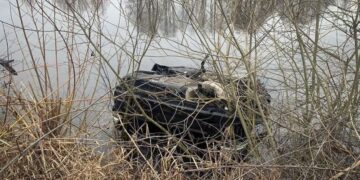 На Шепетівщині автомобіль залетів у став: водій та пасажир загинули —Хмельнитчина