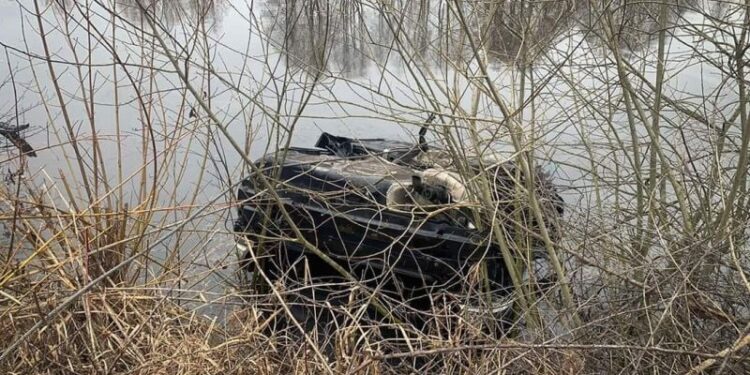 На Шепетівщині автомобіль залетів у став: водій та пасажир загинули —Хмельнитчина