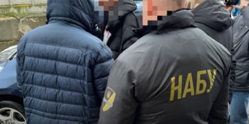 Обшуки в облраді – на хабарі затримали чиновника, який заробляв на пораненому військовому