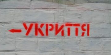 Попри обстріли комунальники Миколаївщини не приводять укриття до порядку
