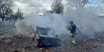 Постраждалі містяни, пошкоджені будинки, згорілі авто – поліцейські документують наслідки денної ворожої атаки Миколаєва » Миколаївський Оглядач