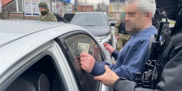Правоохоронця звинувачують у налагодженні механізму переправлення ухилянтів за кордон —Хмельнитчина