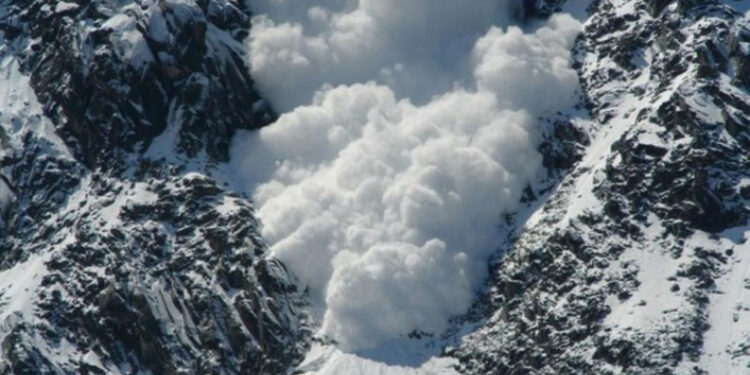 Прикарпатців попереджають про сніголавинну небезпеку