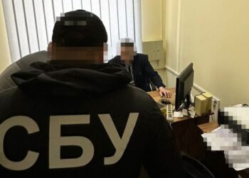 Просили майже 5 тисяч доларів: у Золотоноші “на гарячому” затримали посадовця та адвоката