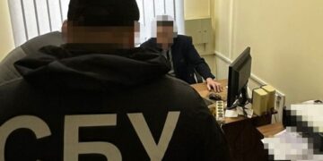 Просили майже 5 тисяч доларів: у Золотоноші “на гарячому” затримали посадовця та адвоката