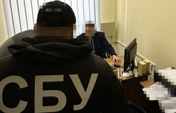 Просили майже 5 тисяч доларів: у Золотоноші “на гарячому” затримали посадовця та адвоката