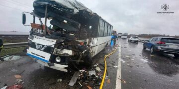 Троє осіб травмувалися: на черкаській дамбі сталася потрійна ДТП (ФОТО)