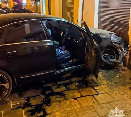 У центрі Львова п’яний водій Audi влетів у будинок