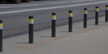 У Дніпрі у провулку Крушельницької вандали пошкодили антипаркувальні стовпчики | |
