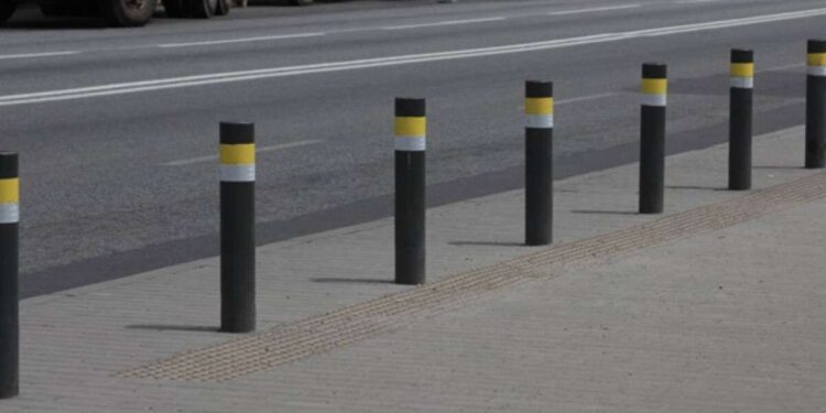 У Дніпрі у провулку Крушельницької вандали пошкодили антипаркувальні стовпчики | |