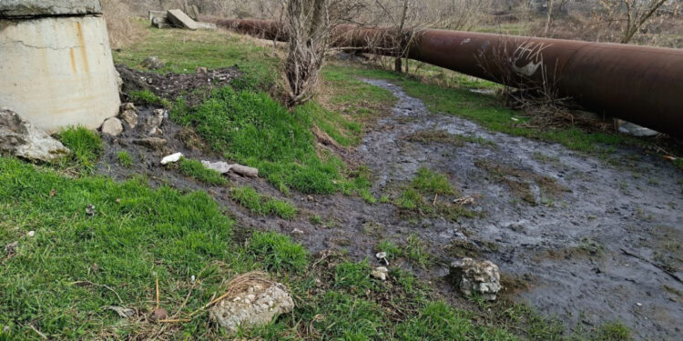 У Дніпровському районі Запоріжжя прорвало каналізаційний колектор – стоки могли потрапити до річки | Новости Запорожья